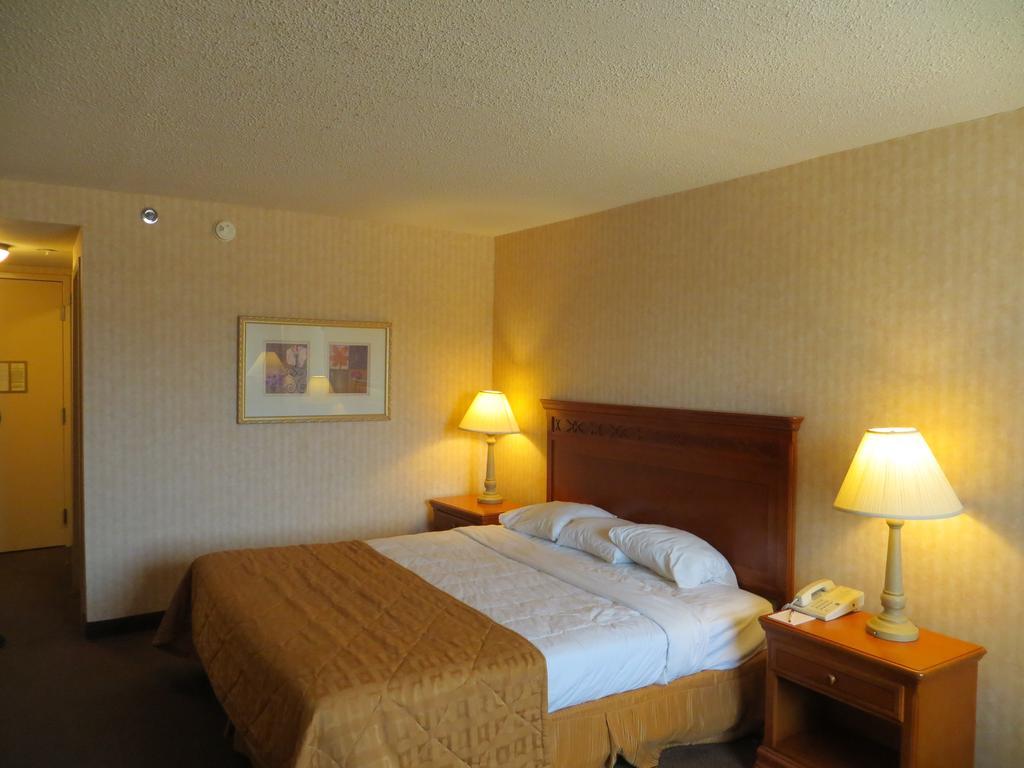 Gateway Hotel Dallas Park Central Room photo