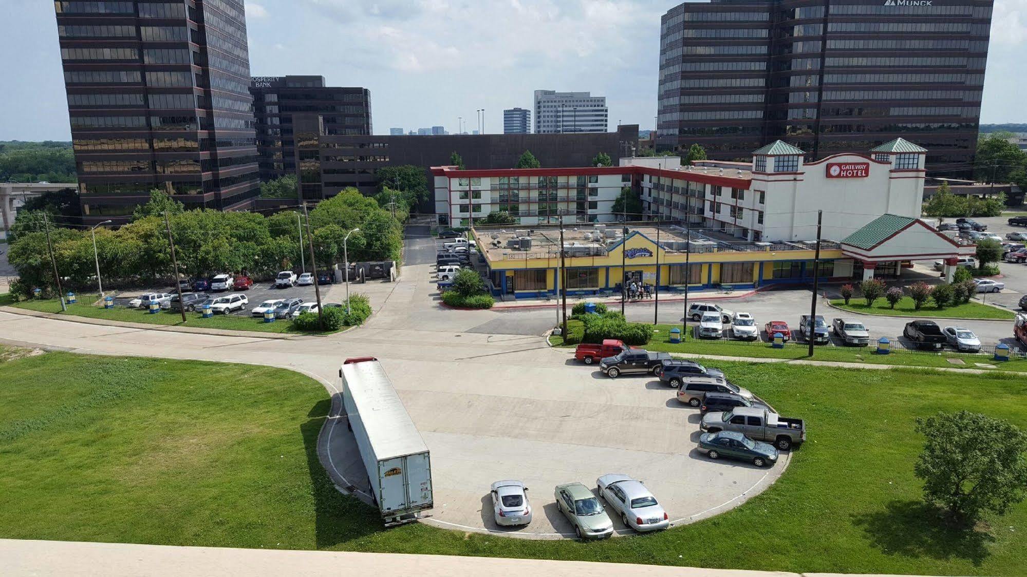 Gateway Hotel Dallas Park Central Exterior photo